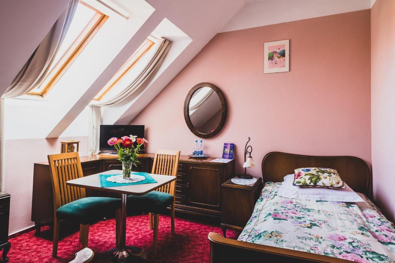 Hotel Wenus คาชิเมียร์ซ ดอลนี ภายนอก รูปภาพ